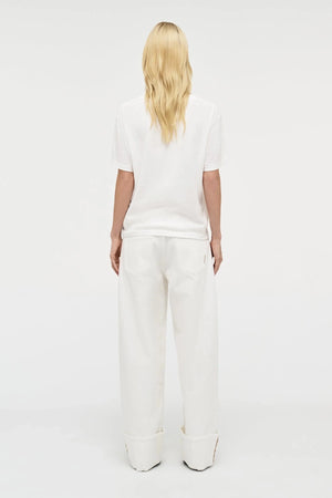 Nancy Barrel – White by Neuw Denim, mid-rise barrel leg jeans with cuffed hem and stretch comfort. Perfect for modern denim styling.