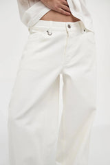 Nancy Barrel – White by Neuw Denim, mid-rise barrel leg jeans with cuffed hem and stretch comfort. Perfect for modern denim styling.