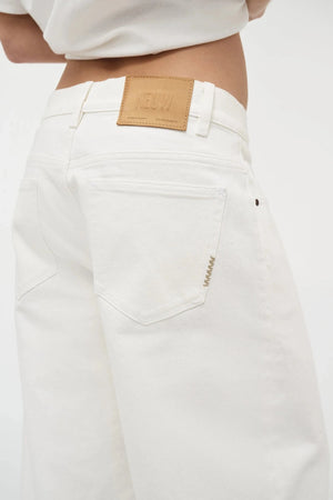 Nancy Barrel – White by Neuw Denim, mid-rise barrel leg jeans with cuffed hem and stretch comfort. Perfect for modern denim styling.