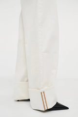 Nancy Barrel – White by Neuw Denim, mid-rise barrel leg jeans with cuffed hem and stretch comfort. Perfect for modern denim styling.
