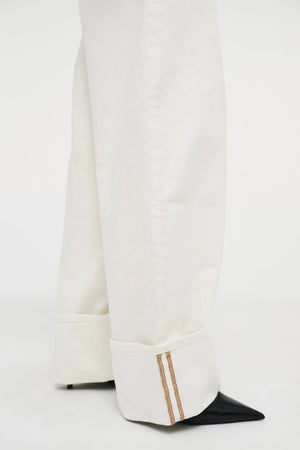 Nancy Barrel – White by Neuw Denim, mid-rise barrel leg jeans with cuffed hem and stretch comfort. Perfect for modern denim styling.