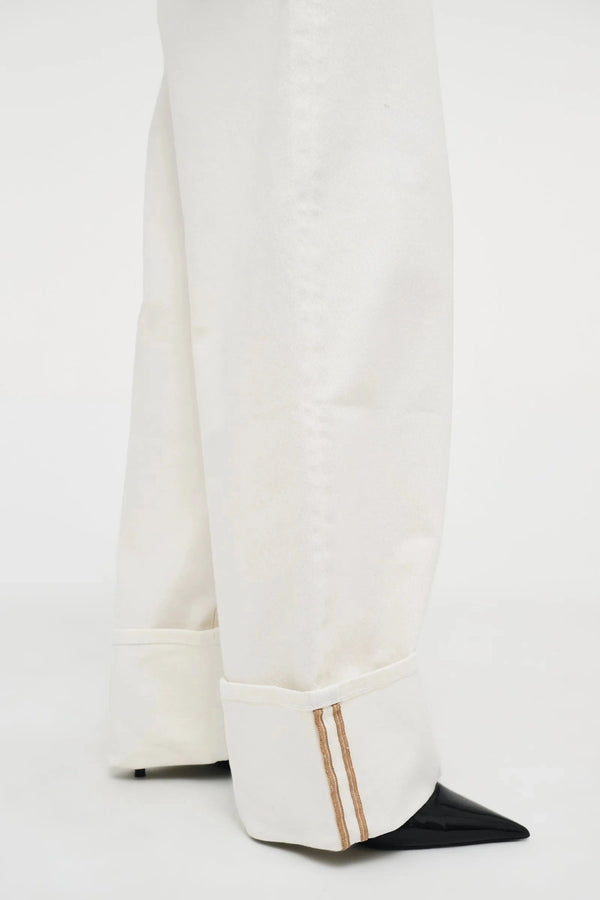 Nancy Barrel – White by Neuw Denim, mid-rise barrel leg jeans with cuffed hem and stretch comfort. Perfect for modern denim styling.