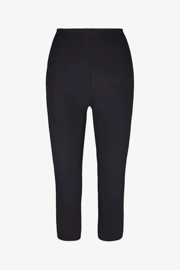 Neoprene Capri Legging by Commando – Italian neoprene capri leggings with smoothing waistband and light compression.