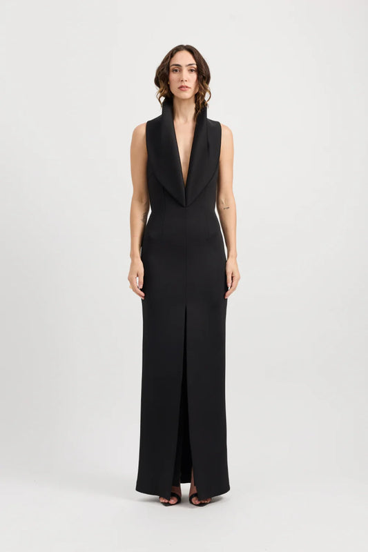 Odora Dress Black by Tojhà – a halter maxi with plunge neckline and front split. Perfect for elegant evening styling.