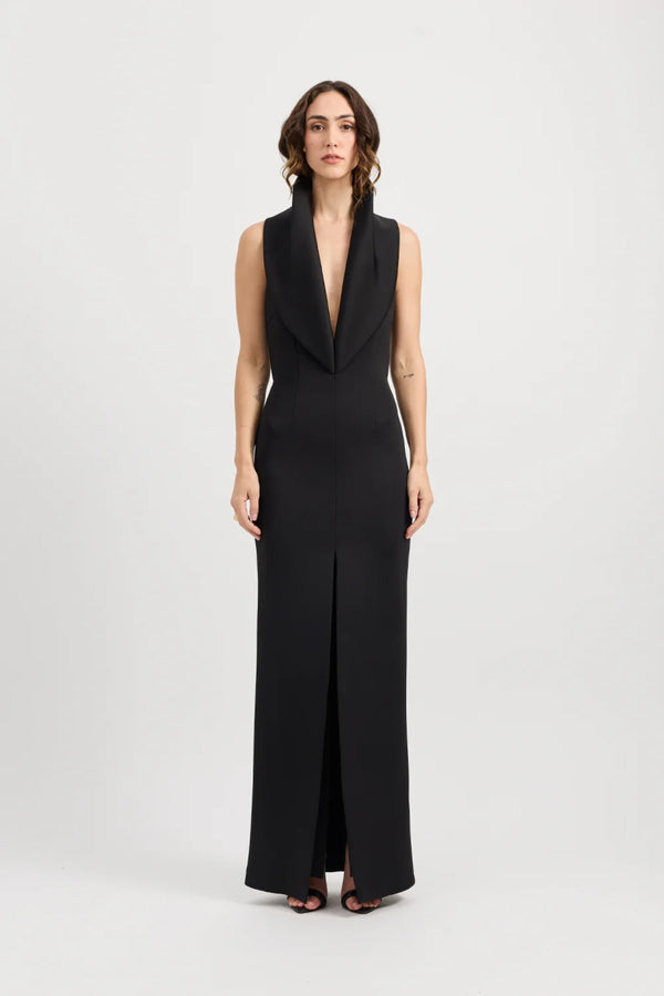 Odora Dress Black by Tojhà – a halter maxi with plunge neckline and front split. Perfect for elegant evening styling.