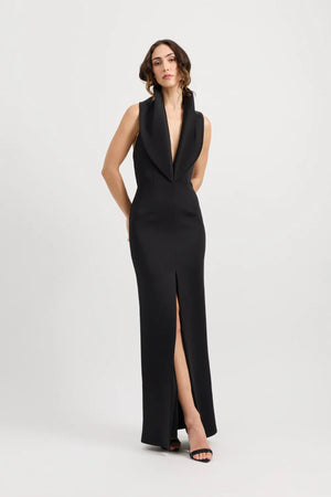 Odora Dress Black by Tojhà – a halter maxi with plunge neckline and front split. Perfect for elegant evening styling.
