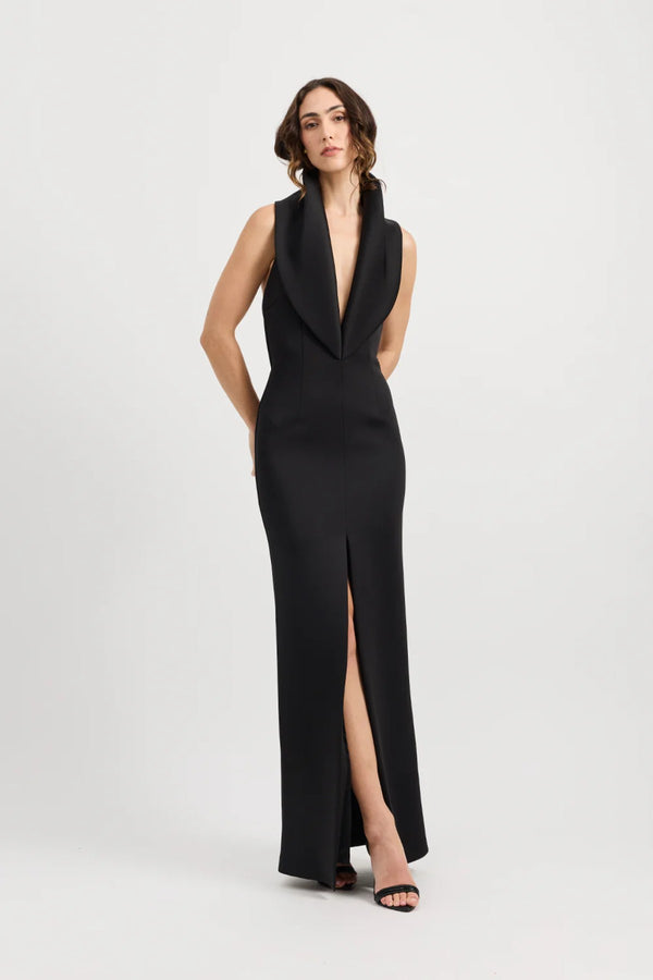 Odora Dress Black by Tojhà – a halter maxi with plunge neckline and front split. Perfect for elegant evening styling.
