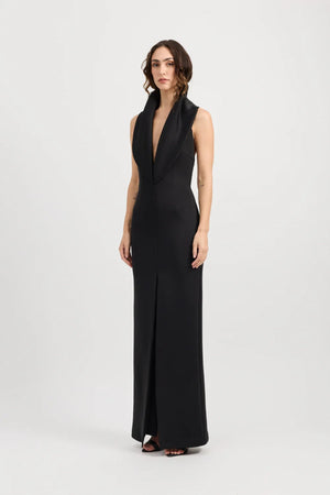 Odora Dress Black by Tojhà – a halter maxi with plunge neckline and front split. Perfect for elegant evening styling.