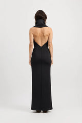 Odora Dress Black by Tojhà – a halter maxi with plunge neckline and front split. Perfect for elegant evening styling.