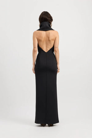 Odora Dress Black by Tojhà – a halter maxi with plunge neckline and front split. Perfect for elegant evening styling.