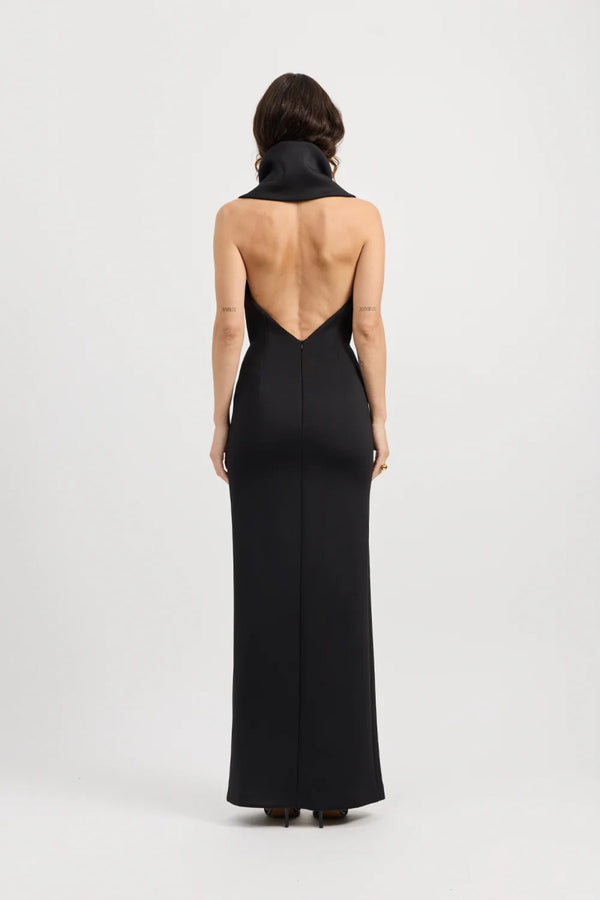 Odora Dress Black by Tojhà – a halter maxi with plunge neckline and front split. Perfect for elegant evening styling.