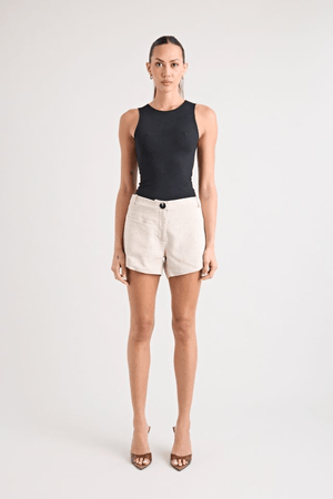 Pino Tailored Short Natural by Pfeiffer, tailored shorts with curved hem and mid rise fit. Perfect for warm days or polished outfits.
