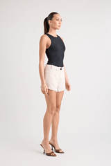 Pino Tailored Short Natural by Pfeiffer, tailored shorts with curved hem and mid rise fit. Perfect for warm days or polished outfits.