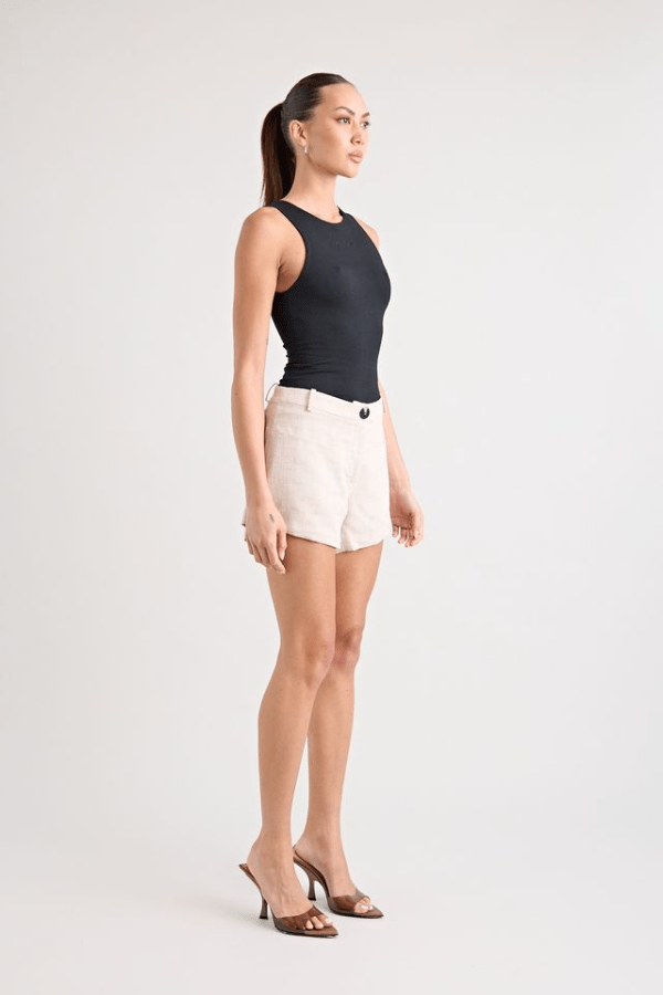 Pino Tailored Short Natural by Pfeiffer, tailored shorts with curved hem and mid rise fit. Perfect for warm days or polished outfits.