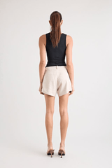 Pino Tailored Short Natural by Pfeiffer, tailored shorts with curved hem and mid rise fit. Perfect for warm days or polished outfits.
