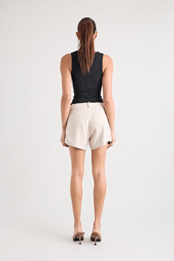 Pino Tailored Short Natural by Pfeiffer, tailored shorts with curved hem and mid rise fit. Perfect for warm days or polished outfits.