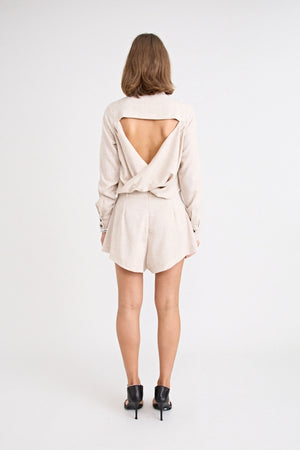 Pino Tailored Short by Pfeiffer — a lightweight mid-rise short with a curved hem and clean tailored finish, ideal for polished daytime looks.
