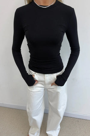Polly Long Sleeve Top Black by Sneaky Link – a soft slim-fit top with round neckline and stretch. Perfect for everyday layering.