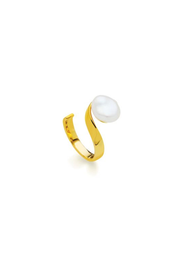 Pompeii Ring by Amber Sceats – handcrafted in Italy from 24K gold-plated brass, adorned with AAA+ freshwater pearls for timeless elegance.
