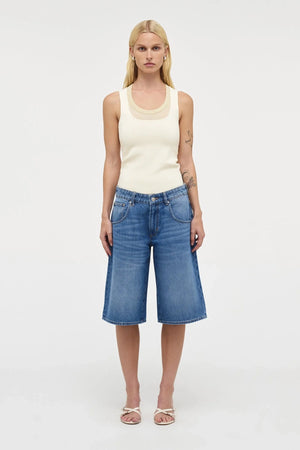 Sara Jort – Mesmerise by Neuw Denim, vintage-wash mid-rise jean shorts with relaxed fit. Perfect for summer days or laid-back weekends.