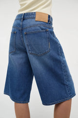 Sara Jort – Mesmerise by Neuw Denim, vintage-wash mid-rise jean shorts with relaxed fit. Perfect for summer days or laid-back weekends.