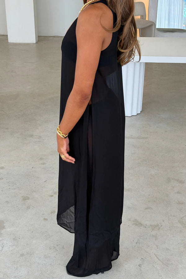 tunic evening dress With its enigmatic emerald hue, this tunic evening gown evokes the regal beauty and power of an elegant, sophisticated lady. Deep and striking, the green tone resembles a hidden precious gemstone,