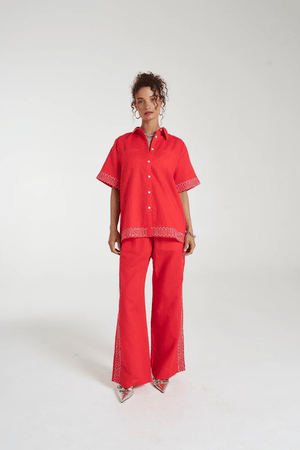 Sig Linen Shirt Scarlet by Summi Summi – a boxy shirt with embroidered trim and relaxed fit. Perfect for everyday styling.