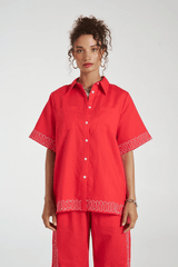 Sig Linen Shirt Scarlet by Summi Summi – a boxy shirt with embroidered trim and relaxed fit. Perfect for everyday styling.