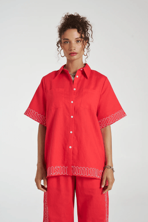 Sig Linen Shirt Scarlet by Summi Summi – a boxy shirt with embroidered trim and relaxed fit. Perfect for everyday styling.