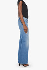 The Bookie Twist Skimp Just An Animal by MOTHER – bootcut jeans with twisted seams in blue denim. Perfect for everyday styling.
