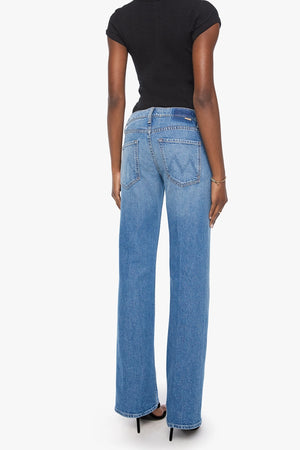 The Bookie Twist Skimp Just An Animal by MOTHER – bootcut jeans with twisted seams in blue denim. Perfect for everyday styling.
