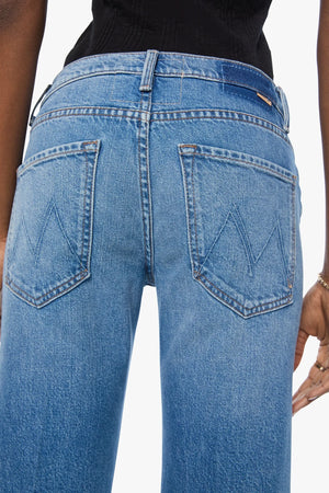 The Bookie Twist Skimp Just An Animal by MOTHER – bootcut jeans with twisted seams in blue denim. Perfect for everyday styling.