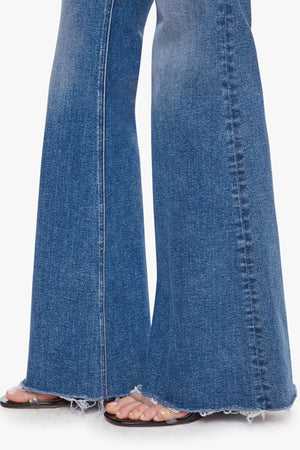 The Doozy Sneaky Fray Let’s Split by MOTHER, high-rise flared jeans with frayed hems and soft fading for an effortless vintage look.