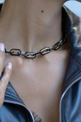 The OG Necklace Black Glow by Emma Pills – gold-plated enamel chain necklace with glossy black finish.