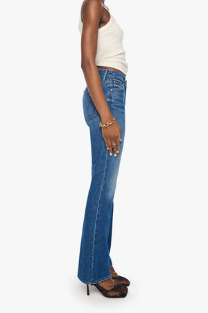 The Outsider Sneak Call Me Wild by MOTHER – bootcut jeans in rigid blue denim. Perfect for everyday styling.