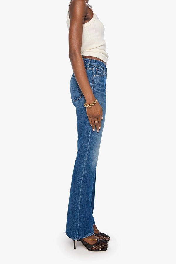 The Outsider Sneak Call Me Wild by MOTHER – bootcut jeans in rigid blue denim. Perfect for everyday styling.