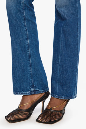 The Outsider Sneak Call Me Wild by MOTHER – bootcut jeans in rigid blue denim. Perfect for everyday styling.