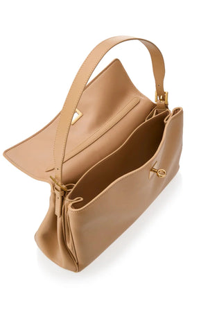 Valentina Bag Beige by Reh Studios – a structured leather bag with adjustable strap and dual compartments. Perfect for everyday wear.