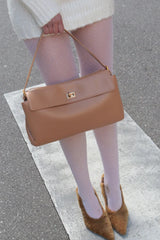 Valentina Bag Beige by Reh Studios – a structured leather bag with adjustable strap and dual compartments. Perfect for everyday wear.