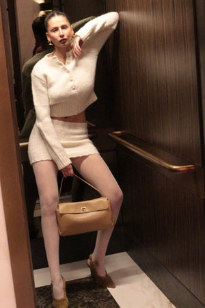 Valentina Bag Beige by Reh Studios – a structured leather bag with adjustable strap and dual compartments. Perfect for everyday wear.