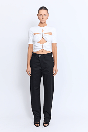 Vicolo Top Powder by Pfeiffer – a fitted tee with cutout detail and hardware. Perfect for edgy everyday styling.