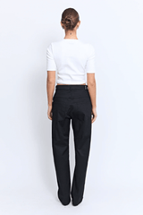 Vicolo Top Powder by Pfeiffer – a fitted tee with cutout detail and hardware. Perfect for edgy everyday styling.