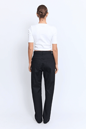Vicolo Top Powder by Pfeiffer – a fitted tee with cutout detail and hardware. Perfect for edgy everyday styling.