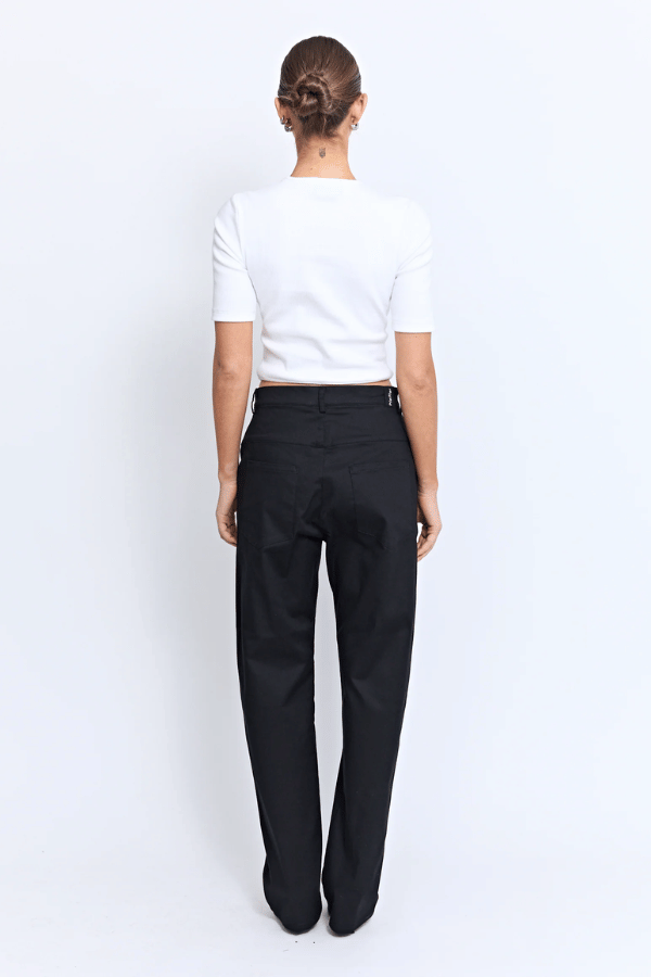 Vicolo Top Powder by Pfeiffer – a fitted tee with cutout detail and hardware. Perfect for edgy everyday styling.