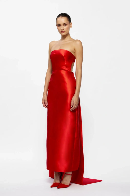 Zahara Dress Red by Effie Kats – Bold Mikado Satin gown with structured strapless bodice and dramatic train, perfect for glamorous black-tie events and unforgettable evenings.