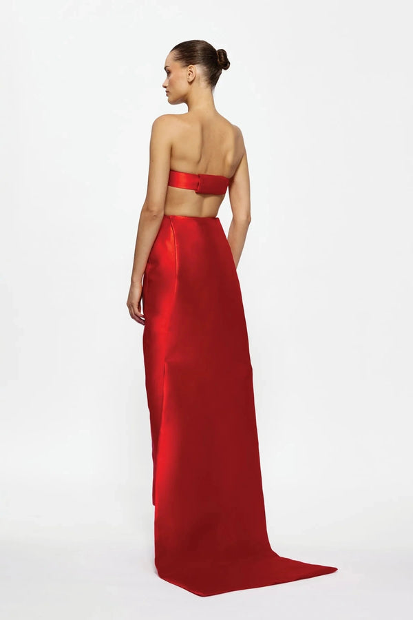 Zahara Dress Red by Effie Kats – Bold Mikado Satin gown with structured strapless bodice and dramatic train, perfect for glamorous black-tie events and unforgettable evenings.