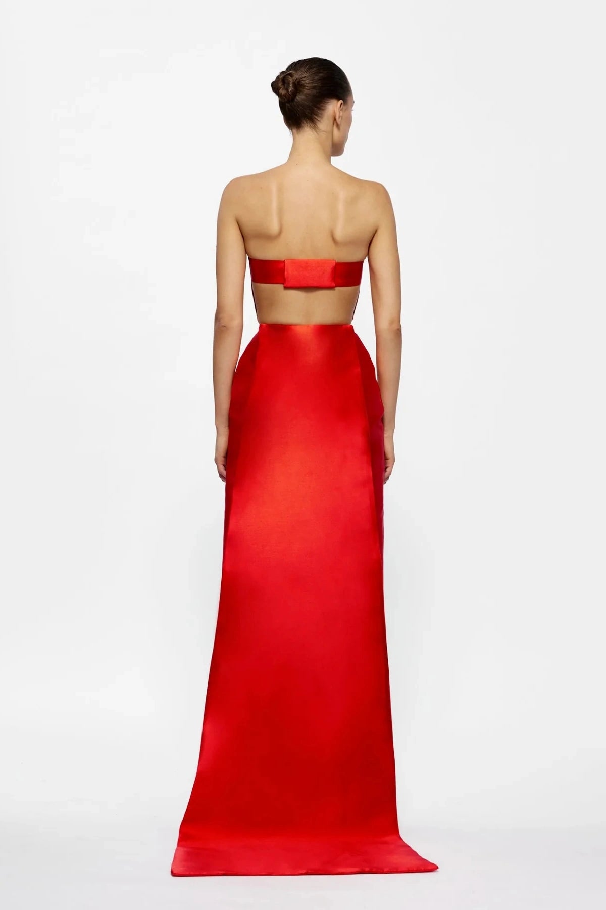 Zahara Dress Red by Effie Kats – Bold Mikado Satin gown with structured strapless bodice and dramatic train, perfect for glamorous black-tie events and unforgettable evenings.