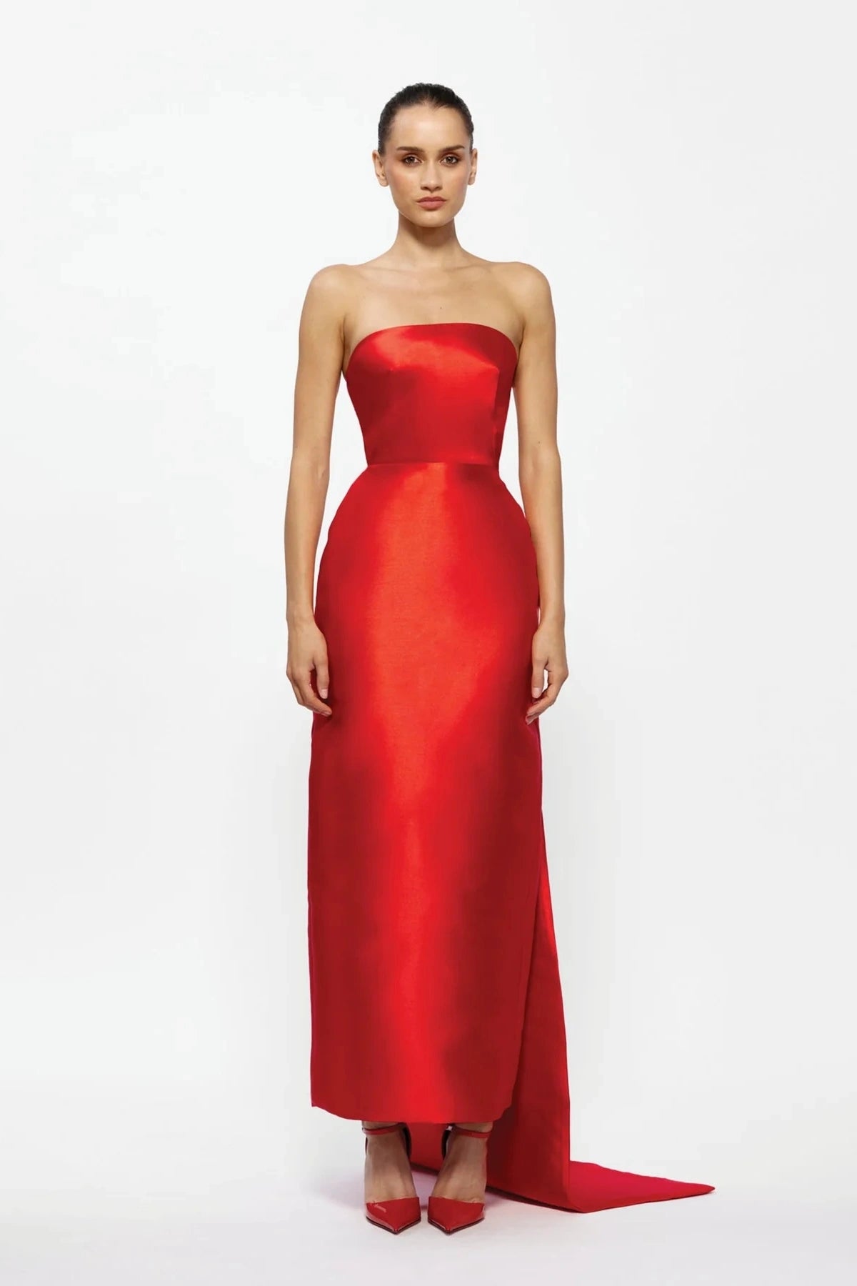 Zahara Dress Red by Effie Kats – Bold Mikado Satin gown with structured strapless bodice and dramatic train, perfect for glamorous black-tie events and unforgettable evenings.