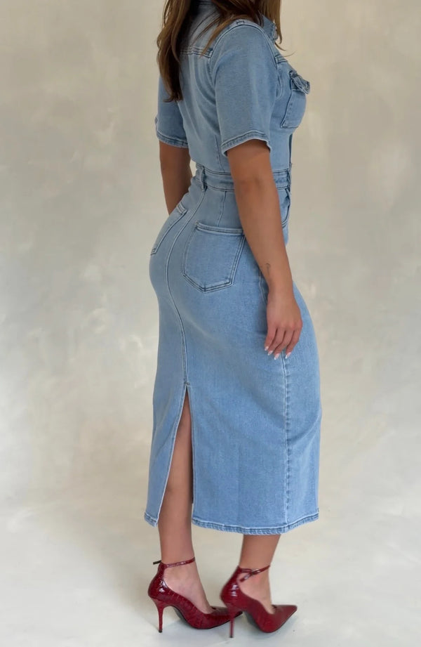 Light blue denim midi dress with short sleeves and a button-down front, styled with a relaxed fit.